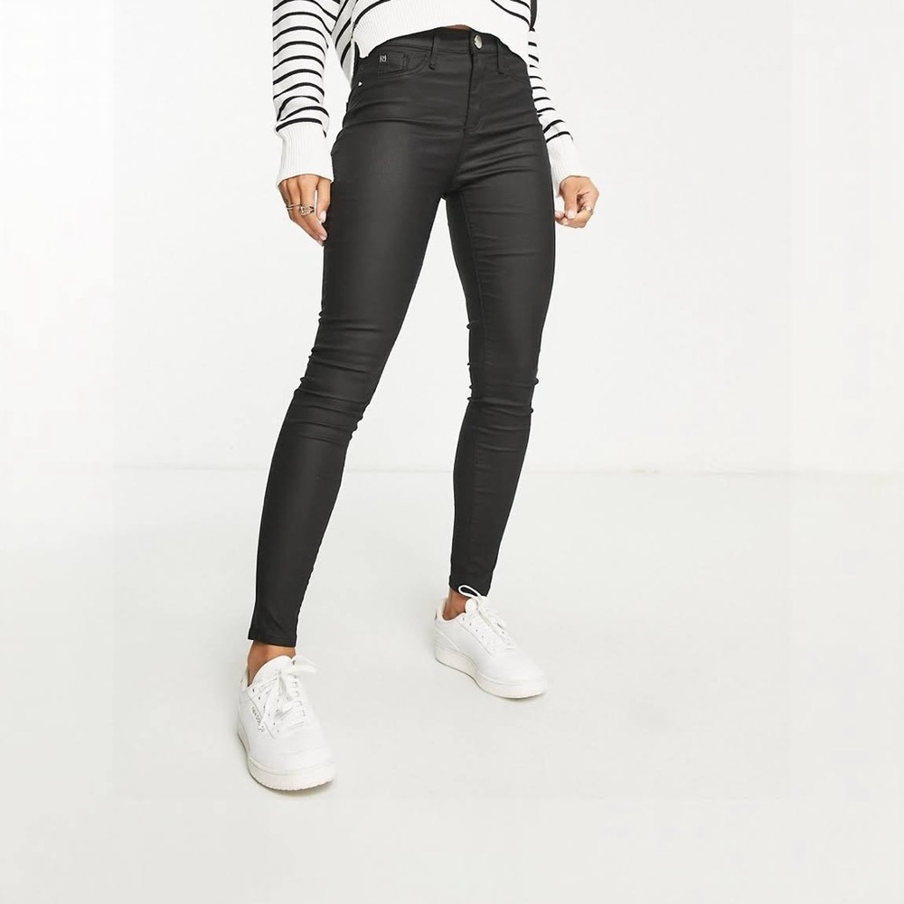 **NWT** Stradivarius coated push-up jean in black